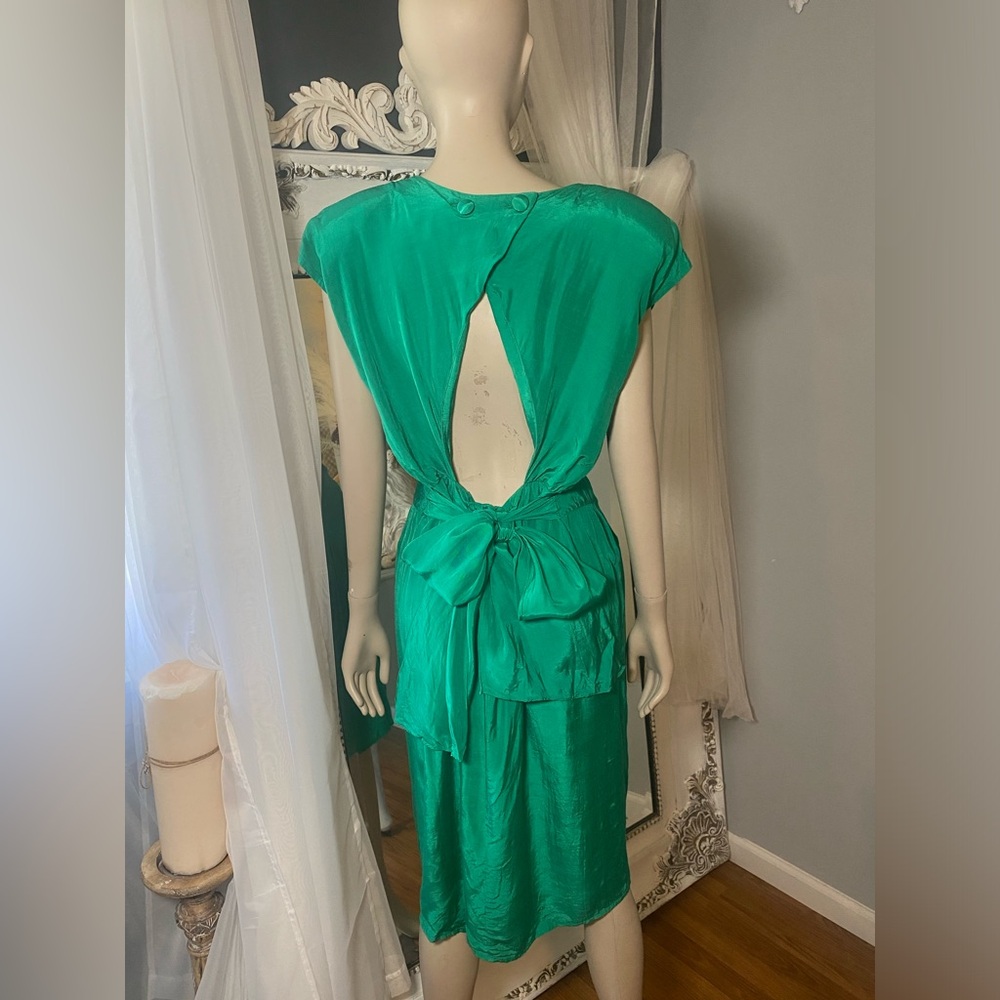 Iconic 80s vintage with asymmetric details and open back jade green - Picture 5 of 10